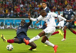 ممدو ساخو|تلاش ممدو ساخو مدافع تیم ملی فرانسه برای متوقف کردن بازیکن هندوراس.