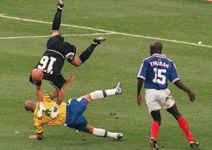 جام جهانی 1998|فرانسه، 12 جولای، جام جهانی 1998 فرانسه، فینال، پاریس، برزیل 0 – فرانسه 3. فابین بارتز، دروازه بان فرانسه برای گرفتن توپ به سمت رونالدو شیرجه می رود.