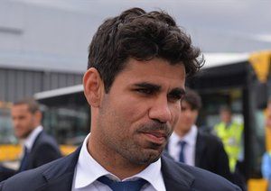 دیگو کاستا|دیگو کاستا از باشگاه اتلتیکو ماردید همراه با سایر هم تیمی ها برای دیدار در فینال لیگ قهرمانان اروپا برابر رئال مادرید، در فرودگاه شهر لیسبون از هواپیما پیاده می شود.