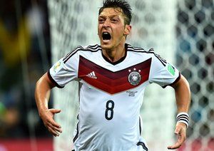 مسوت اوزیل|شادمانی مسوت اوزیل بعد از زدن گل دوم تیمش در مقابل الجزایر.