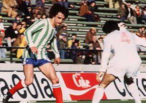 جان جهانی 1978|آرژانتین، مار دل پلاتا: مهاجم فرانسوی، دومینیک روشتو (چپ) تلاش می کند تا مدافع مجارستانی را در نخستین بازی گروهی میان تیم های فرانسه و مجارستان دریبل بزند، 10 ژوئن 1978، مار دل پلاتا. روشتو آخرین گل این بازی را به ثمر رساند. فرانسه 3-1 به پیروزی رسید. بازی، بنا به تصمیم داور برزیلی، آرنالدو کوئلیو، مبنی بر این که تیم فرانسه باید با پیراهن دیگری وارد زمین شود، 45 دقیقه با تأخیر شروع شد. چرا که تیم فرانسه فراموش کرده بود تا پیراهن دوم خود را بیاورد، فرانسه به ناچار مجبور شد تا پیراهن یکی از تیم های دست دو باشگاه های آرژانتین را بپوشد.