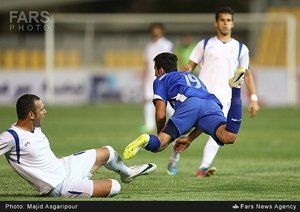استقلال تهران - ملوان|برخورد میانه میدان بین بازیکن استقلال و ملوان.