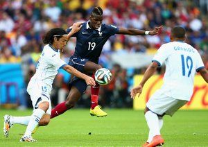 پل پوگبا|جنگ در میانه میدان بین ستاره تیم ملی فرانسه پل پوگبا و اسپینوزال بازیکن هندوراس بر سر توپ .