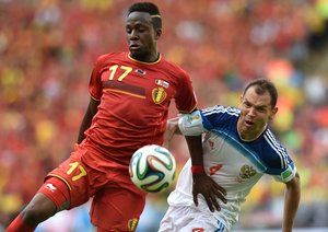 دایوُک اوریجای|تلاش مهاجم بلژیک ، دایوُک اوریجای برای کنترل توپ در مقابل یار حریف .