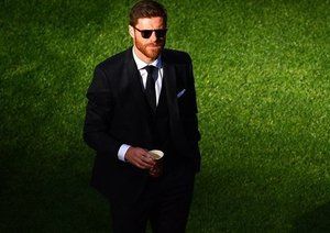 ژابی آلونسو|ژابی آلونسو، هافبک باشگاه رئال مادرید، که از حضور در این دیدار محروم شده است، در زمین چمن قدم می زند.