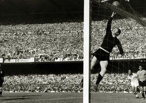 جام جهانی 1950|دروازه بان اروگوئه، روکه ماسپولی، در نیمه ی اول دیدار تیمش برابر اروگوئه در جام جهانی 1950، طی حملات بی وقفه ی برزیلی ها به بالا می پرد تا توپ را از بالای دروازه به بیرون هدایت کند.