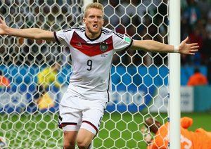 آندره شورله|خوشحالی آندره شورله ، مهاجم آلمان بعد از باز کردن دروازه الجزایر.