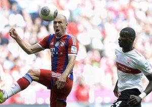 آرین روبن|تلاش ارین روبن برای کنترل توپ در مقبال بازیکن اشتوتگارت