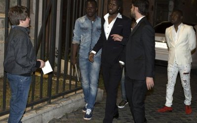 عکس یادگاری فوتبالیست معروف با کفش زنانه