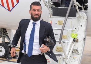 آردا توران|آردا توران از باشگاه اتلتیکو ماردید همراه با سایر هم تیمی ها برای دیدار در فینال لیگ قهرمانان اروپا برابر رئال مادرید، در فرودگاه شهر لیسبون از هواپیما پیاده می شود.