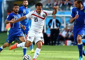 مارک اورنا|تلاش بازیکن کاستاریکا ، مارک اورنا برای کنترل توپ در جریان بازی مقابل ایتالیا .