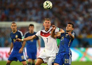 آگوئرو - باشتین شوانشتایگر|تقابل باشتین شوانشتایگر از آلمان در مقابل بازیکن آرژانتین ، آگوئرو.