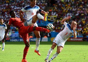 دیوک اوریگی|تلاش مهاجم بلژیک دایوُک اوریجای برای کنترل توپ در مقابل یار حریف .