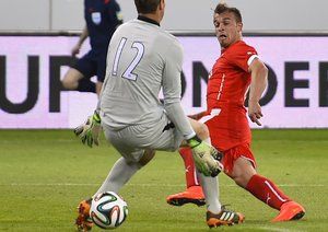 ژردان شَکیری|تک به تک شدن مهاجم سوئیس و عبور دادن توپ از بین پاهای گلر پرو.