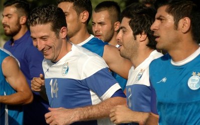 تبریک استقلالی‌ها به آندو و صحبت قلعه‌نویی با بازیگر کلاه پهلوی