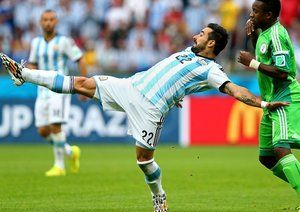 ازکوئیل ایوان لاوتزی|تلاش ازکوئیل ایوان لاوتزی از آرژانتین برای کنترل توپ مقابل نیجریه.