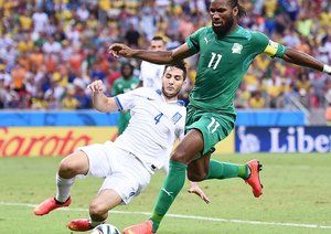 ديديه دروگبا|کنترل توپ توسط ديديه دروگبا در مقابل بازیکن تیم حریف.