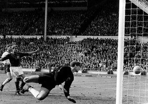 جام جهانی 1966|فینال جام جهانی 1966 انگلستان: آلمان 2 – انگلستان4 (وقت اضافه)، گل افسانه ای ویمبلی در دقیقه ی 101.