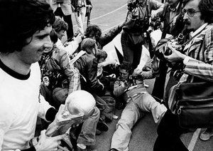 جام جهانی 1974|جام جهانی 1974 المان، گرد مولر همراه با جام در دست هایش.