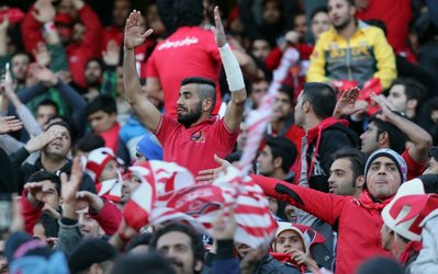 دربی | اشک‌های لیدر پرسپولیس در آغوش منتقمی / سرپرست باشگاه پرسپولیس در رختکن