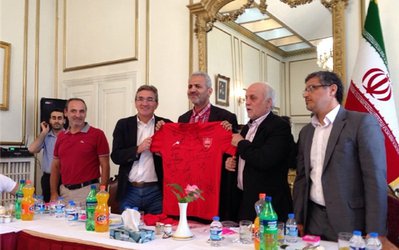 عکس روز | پیراهن امضا شده پرسپولیس به سفیر ایران در ترکیه اهدا شد