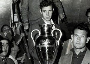 فینال لیگ قهرمانان اروپا 1958|رئال مادرید در فینال لیگ قهرمانان در سال 1958، در یک بازی تماشایی 3-2 میلان را شکت داد.