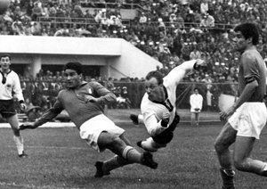 جام جهانی 1962|شیلر از تیم ملی آلمان، برای ضربه زدن به توپ در بازی برابر ایتالیا شیرجه می رود. جام جهانی 1962 شیلی، ایتالیا 0 – آلمان غربی 0