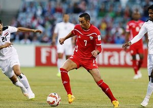 تقابل دو بازیکن بر سر توپ