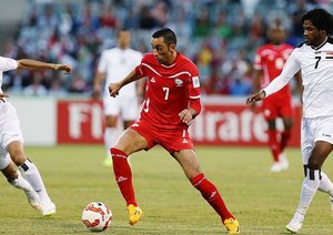 تقابل دو بازیکن بر سر توپ|عراق 2 - 0 فلسطین / جام ملت های آسیا 2015