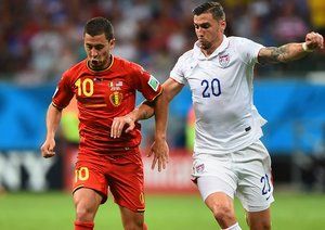 ادن هازِرد - جِف کامرون|تقابل ادن هازِرد بازیکن تیم بلژیک با یار حیف جِف کامرون بر سر توپ.