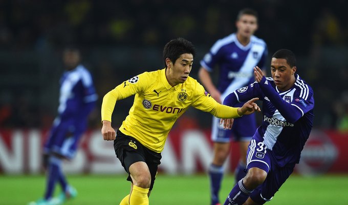 Shinji Kagawa of Borussia Dortmund in action with Youri Tielemans (R) of RSC Anderlecht during their UEFA Champions League group stage match.jpg