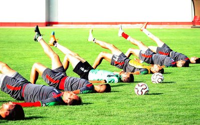 پرسپولیس با ۱۳ بازیکن تمرین می‌کند