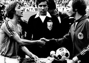 جام جهانی 1974|فینال جام جهانی 1974 آلمان، آلمان 2 – هلند 1، یوهان کرایف (هلند، چپ)، و فرانتس بکن بائر