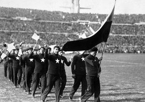 جام جهانی 1930|تیم ملی شیلی در جشن گشایش ورزشگاه سنتناریو در مونته ویدئو پیش از دیدار تیم های پرو و اروگوئه در جام جهانی 1930 دور زمین رژه می رود. 18 جولای 1930. اروگوئه 1-0 به پیروزی رسید.