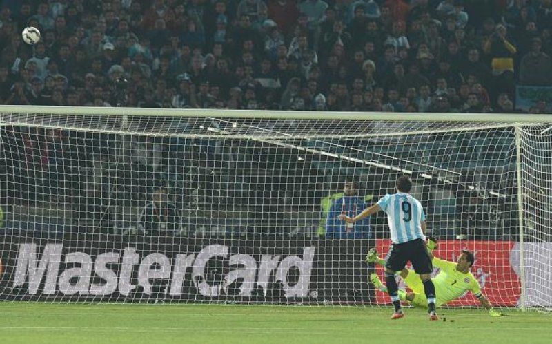 Gonzalo Higuain penalty.jpg