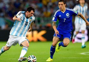 لیونل آندره مسی|کنترل توپ توسط کاپیتان تیم ملی آرژانتین لیونل مسی در مقابل بوسنی .