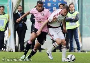 تقابل دو بازیکن بر سر توپ