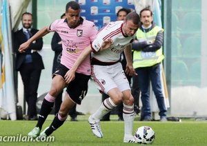 تقابل دو بازیکن بر سر توپ|پالرمو 1 - 2 میلان / سری آ