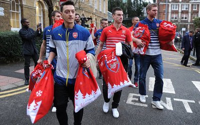 سوژه روز | آرسنالی‌ها به بهانه کریسمس به عیادت بیماران ۲بیمارستان لندن رفتند