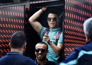 کریستیانو رونالدو|بعد از جلسه با رییس جمهور کشورشان بازیکنان راهی فرودگاه شدند