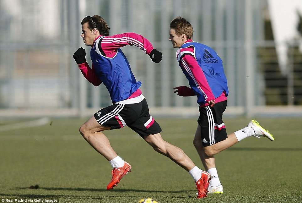 252A577400000578-0-The_Wales_forward_opens_up_his_legs_as_he_strides_away_from_the_-a-89_1422538759489.jpg