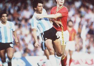 جام جهانی 1982|دانیل پاسارلا از تیم ملی آرژانتین و ارویم واندنبرگ از تیم ملی بلژیک، حین دیدار تیمهای خود در گروه 3 جام جهانی 1982 اسپانیا، با هم برخورد می کنند. واندنبرگ تنها گل این دیدار را به ثمر می رساند.