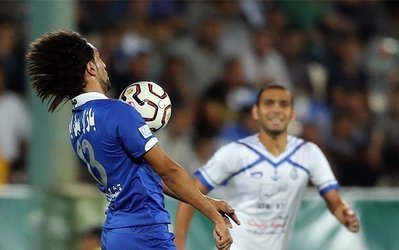 بازی 10 نفره استقلال به خاطر پیراهن کرار و شوخی صادقی با عنایتی