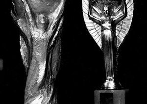 جام جهانی 1974|جام جهانی 1974 آلمان: جام قهرمانی سمت چپ، جام جولز ریمت سمت راست.