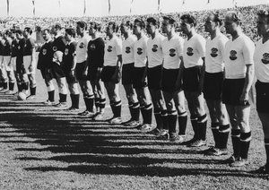 جام جهانی 1954|تیم سوئیس  (چپ) و تیم اطریش، پیش از دیدار در مرحله ی یک چهارم نهایی در ورزشگاه المپیک سوئیس، سرودهای ملی کشور خود را می خوانند. 26 ژوئن 1954. این دیدار با رکورد بیشترین گلهای زده در تاریخ جام جهانی به اتمام رسید. اطریش 7-5 به پیروزی رسید.