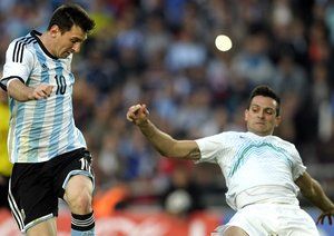 لیونل مسی|تلاش لیونل مسی در بازی مقابل اسلوونی برای کنترل توپ.