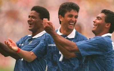 جام جهانی 2014 / 100 لحظه جذاب تاریخ جام جهانی (49_شادی معروف به جشن گهواره ای به به تو و روماریو بعد از گلزنی به هلند)