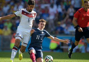 سامی خدیرا - آنتوان گريزمان|تقابل سامی خدیرا از آلمان در مقابل بازیکن تیم فرانسه ، آنتوان گريزمان.