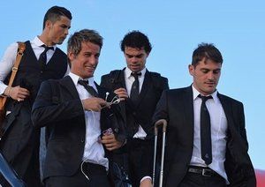 فابیو کوئنترائو|فابیو کوئنترائو و ایکر کاسیاس از باشگاه رئال مادرید همراه با سایر هم تیمی های خود برای دیدار فینال لیگ قهرمانان اروپا برابر اتلتیکو مادرید، در فرودگاه لیسبون از هواپیما پیاده می شوند.