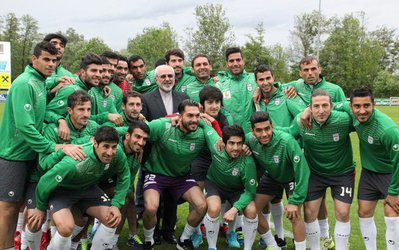 ظریف در اردوی تیم ملی فوتبال: مایه افتخار ایران هستید/ رییس جمهور با شما دیدار می‌کند